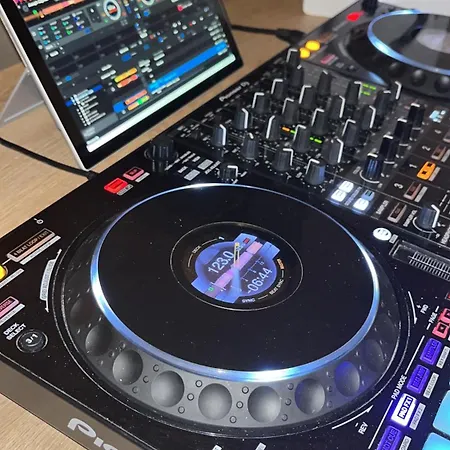 De Dj A דירה *